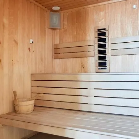 Apartament Cu Piscina Interioara Incalzita Sauna Jacuzzi Gym Parcare Langa Plaja Apartman Năvodari