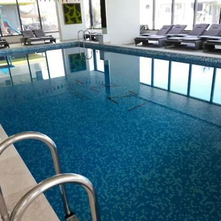 Apartament Cu Piscina Interioara Incalzita Sauna Jacuzzi Gym Parcare Langa Plaja * Năvodari