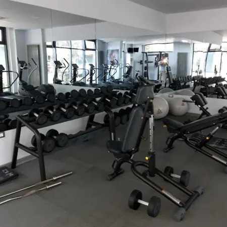Apartament Cu Piscina Interioara Incalzita Sauna Jacuzzi Gym Parcare Langa Plaja Apartman *