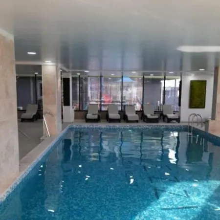 Apartament Cu Piscina Interioara Incalzita Sauna Jacuzzi Gym Parcare Langa Plaja Apartman Năvodari