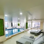 Apartament Cu Piscina Interioara Incalzita Sauna Jacuzzi Gym Parcare Langa Plaja Năvodari