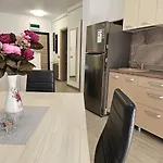 Apartament Cu Piscina Interioara Incalzita Sauna Jacuzzi Gym Parcare Langa Plaja * Năvodari