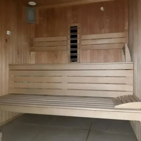 Apartament Cu Piscina Interioara Incalzita Sauna Jacuzzi Gym Parcare Langa Plaja